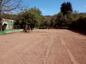 Photo de galerie - Terrassement et préparation d un terrain de tennis.