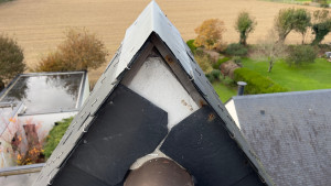 Photo de galerie -  Avant découpe et ajustement d’ardoises pour étanchéité au niveau du faîtage