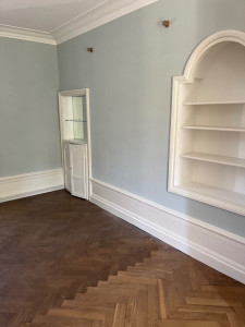 Photo de galerie - Réfection peinture sous bassement ainsi que les boiseries +pose papier peint 