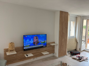 Photo de galerie - Installation de la TV au mur, du panneau horizontale avec étagère et verticale 