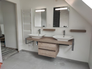 Photo de galerie - Pose d'un meuble doubles vasques, miroires et étagères. 