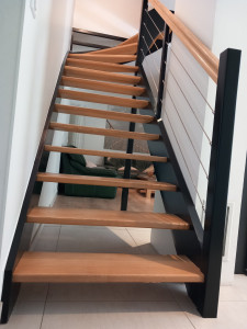 Photo de galerie - Escalier en bois refait avec des parties en noir 