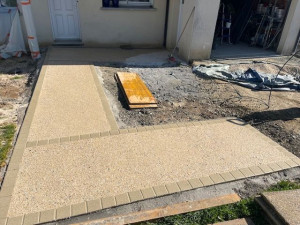 Photo de galerie - Réalisation d'un béton désactivé avec intégration d'un caniveau