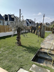 Photo de galerie - Aménagement de jardin avec dalle terrasse, gazon de placage, massif 