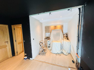 Photo de galerie - Ouverture et séparation d’une cuisine sur une salle de cinéma 