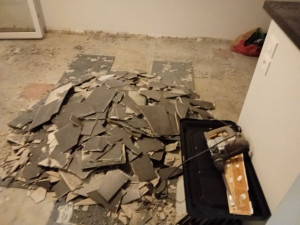 Photo de galerie - Dépose d'un carrelage pour futur revêtement de sol, type =
Parquet /Stratifié chêne clair 
Surface = 30m2