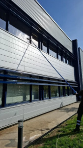 Photo de galerie - Nettoyage vitres bardage panneaux solaires 




