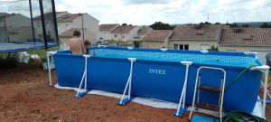 Photo de galerie - Montage d'une piscine après mise à niveau du sol. 