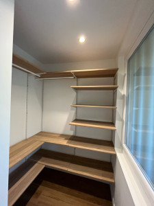 Photo de galerie - Isolation du plafond et du mur autour de la fenêtre avec de la laine de verre et du placo. 