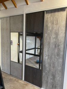 Photo de galerie - En grande dressing avec les portes coulissantes