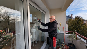 Photo de galerie - Nettoyage minutieux d'une baie vitrée pour une clarté maximale