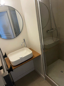 Photo de galerie - ? Salle de bain après nettoyage ✨ Salle de bain nettoyée en profondeur. Robinetterie, lavabo, douche, miroir et surfaces brillantes pour une finition parfaite