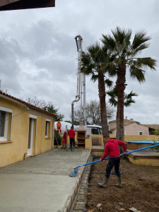Photo de galerie - Coulage terrasse derrière une maison pour faire une véranda 