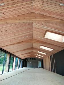 Photo de galerie - Bardage ajouré, ignifugé dans piscine couverte