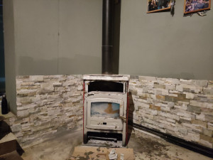 Photo de galerie - Habillage mur avec de la pierre de parement naturel derrière une cheminée 