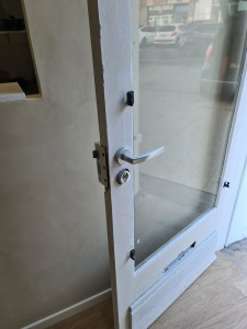 Photo de galerie - Installation d'une poignée de porte et d'une serrure 