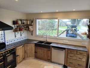Photo de galerie - Installation d'une cuisine en bois massif avec évier en pierre