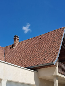 Photo de galerie - Des tuilles tomber des tuilles cassées mince cest la tuilles !!! Ms rénovation intervient en moins de 24H pour vous éviter la pluie et bien plus de dégâts sur couverture traditionnelle avec tuiles plate tuilles mécanique couverture en ardoise ect.  