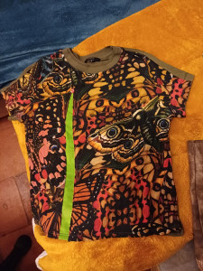 Photo de galerie - Couture sur tee shirt déchiré 