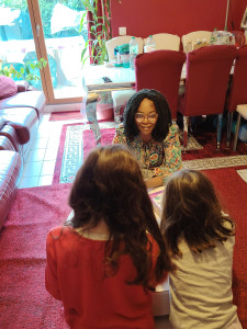 Photo de galerie - Échange chaleureux et attentif avec les enfants. Je prends toujours le temps de dialoguer avec eux, de comprendre leurs envies et leurs besoins, pour créer un climat de confiance et de complicité.