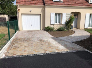 Photo de galerie - Réalisation ALV : Allée carrossable et piétonne.
Travaux : Préparation du sol pour supporter le passage de véhicules, pose soignée de pavés en pierre pour l'accès de garage et le chemin, et installation d’un caniveau d'évacuation. Devis gratuit !