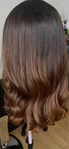 Photo de galerie - Balayage caramel avec brushing wavy 