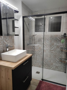 Photo de galerie - Réalisation d'une salle de bain complète. Électricité plomberie carrelage pose du mobilier. 