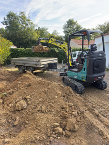 Photo de galerie - Déplacement de terre , avec la remorque accrochée à la mini pelle , rapide et efficace à 
