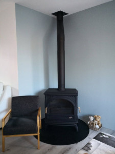 Photo de galerie - Rénovation complète d'un salon. pose placo feu, peinture et pose d'un sol parquet PVC.