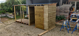 Photo de galerie - Cabanon sur mesure 2,5M2, avec abris bois 6 stères, porte coulissante. préparé en atelier et monté en kit.