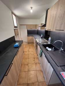 Photo de galerie - Pose de cuisine avec plomberie et électricité (prise, bandeau led, hotte…)