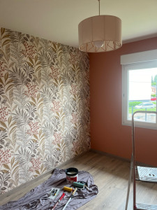 Photo de galerie - Rénovation d’une chambre enfant (pose de tapisserie, peinture mur et plafond, pose de parquet)