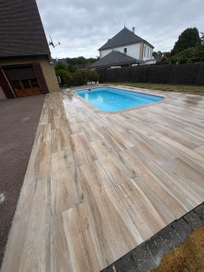 Photo de galerie - Pose de carrelage coller en extérieur autour d’une piscine avec création de dalle en dessous du carrelage. 