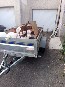 Photo de galerie - Bonsoir avec ma remorque je peux faire divers travaux déchetterie débarrassage de maison remblai gravier récupération de meubles.