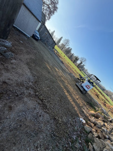 Photo de galerie - Empierrement d’une allez en 31,5 bleu , pour un accès chantier propre  