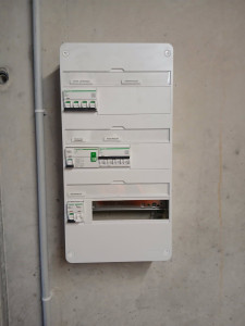 Photo de galerie - Remplacement d'un tableau électrique complet  coffret + départ . 
tirage de câble en triphasé pour un ascenseur .