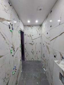 Photo de galerie - Pose d'un carrelage effet marbre 60×60 dans une salle de bain. Je la trouve trop classe!