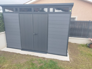 Photo de galerie - Monter un abri de jardin après avoir réaliser une plateforme pour l'abri.