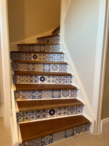 Photo de galerie - Rénovation d’escalier. Ponçage, pose sticker décoratif, mise en peinture 