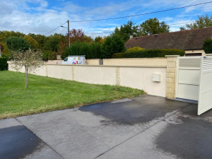 Photo de galerie - Reprise de toutes les fissures et remise en deux couches en peinture Tollens