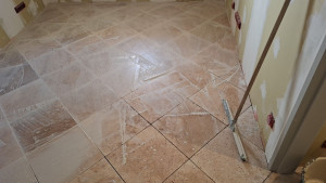 Photo de galerie - Travertin pose en diagonale 