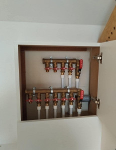 Photo de galerie - Instalation d'un collecteur de plancher chauffant hydraulique