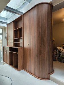 Photo de galerie - Placard entrée arondi 
Mélamine noyer bourgogne 
100Y% sur mesure