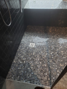 Photo de galerie - Hammam chez un particulier avec 2.5x2.5 gris au sol,10x10 noir au mur et 20x20 blanc au plafond avec la contrainte d'un joint epoxy à Lille