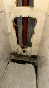 Photo de galerie - Dépose de l’ancien WC suspendu 