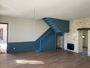 Photo de galerie - Salon plafond mur escalier 