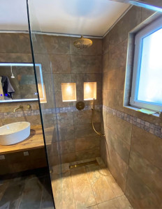 Photo de galerie - Salle de bain refaite avec faux plafond