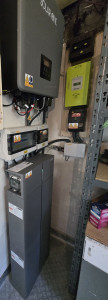 Photo de galerie - Batterie et onduleur pour panneau photovoltaique.