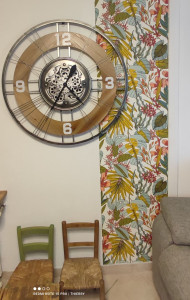 Photo de galerie - Pose d'un lé de papier peint fleuri pour égayer un mur clair 