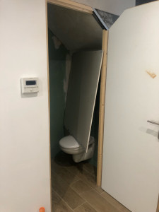 Photo de galerie - Réalisation d’un wc sous escalier Geberit suspendu 